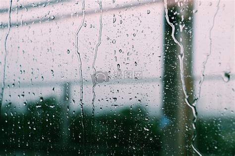 下雨天图片